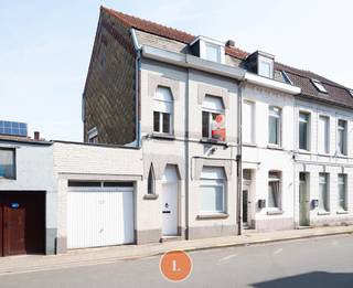 Ben jij op zoek naar een starterswoning of naar een investeringsproject? Dan is dit de kans.Deze goed gelegen woning bevindt zich op wandelafstand...