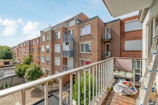<p>centraal gelegen vlakbij Ter Heydelaan en Ruggeveldlaan met vlotte verbindingen naar Antwerpen, op wandelafstand van Delhaize.</p><p>Indeling: inkomhal, vestiairekast, leefruimte vooraan op vinyl met sierschouw, deels ingerichte keuken vooraan, twee slaapkamers op vinylvloer (11,5/9m2), oudere badkamer met ligbad, toilet en lavabo.<br />Terras achteraan met avondzon, toegankelijk via kleine slaapkamer.</p><p>Extra'q:<br />- gunstig EPC 176kWh/m2 - label B (geen renovatieverplichting)<br />- vernieuwd en geïsoleerd hoofddak<br />- elektrische installatie CONFORM<br />- CV installatie op gas (collectief - 2012)<br />- kleinschalig gebouw<br />- momenteel verhuurd</p><p>Info/bezoek: 03/283 83 00 - noord@sinjoor.be</p>