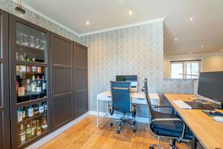 <p><b><u>HANDELSGELIJKVLOERS:</u></b> het gelijkvloers, met een oppervlakte van maar liefst 245m², werd in 2009 volledig vernieuwd en beschikt over een winkelruimte.<br />Aansluitend de winkelruimte bevindt zich het atelier dat afgewerkt is met kwalitatieve materialen en inrichting.<br />Het atelier is onderverdeeld in twee gedeeltes waarvan het eerste gedeelte beschikt over een volledig ingerichte keuken met afzonderlijke afwashoek. In het tweede gedeelte is er een diepvries- en koelcel aanwezig.<br />De werkruimtes zijn ook toegankelijk via een aparte leveranciers-ingang met hal die tevens gebruikt kan worden als stockage-ruimte.</p>
<p>Het handelsgelijkvloers biedt ook tal van andere mogelijkheden qua gebruik (oa. kantoor, ...).</p>
<p><b><u>WONING:</u></b> de woning, die zich boven het handelsgedeelte bevindt, werd in 2012 volledig nieuw gebouwd en met hoogwaardige en kwaliteitsvolle materialen ingericht.<br />Voor de inrichting werd er gekozen voor een landelijke stijl met warme toetsen en stijlvolle details.<br />Via een aparte inkom kom je in de hal met prachtige eiken trap.<br />In de gezellige en tevens ruime woonkamer met gashaard is er nog een afgescheiden gedeelte dat als bureauruimte kan gebruikt worden en de aansluiting naar het groot leef-terras met mooi & groen uitzicht.<br />Bij het binnenkomen in de prachtige landelijke keuken springen meteen het natuurstenen werkblad en het gasfornuis in het oog. Ook de afwerkingsgraad en de stijlvolle maatkasten maken het plaatje compleet. Verder is de keuken volledig voorzien van de gebruikelijke apparaten (dampkap, koelkast, vaatwas).</p>
<p>Op de verdieping bevinden er zich vier ruime slaapkamers, een prachtig ingerichte badkamer met ligbad en inloopdouche.</p>
<p>Verder is er nog een zolder waar de recente verwarmingsketel (HR-top ketel) zich bevindt en waar u zeker voldoende bergruimte zal hebben.</p>
<p><strong>Aangrenzende renovatiewoning als extra troef!</strong><br />Naast deze instapklare en hoogwaardige woning bevindt zich een aanpalende totaalrenovatie die optioneel kan bijgekocht worden. Dit biedt tal van opportuniteiten: richt de woning in als investeringspand voor verhuur, breid de bestaande woning uit met extra kamers, of transformeer het pand tot een ruime garage of magazijnruimte. Een unieke kans voor wie op zoek is naar meer ruimte, flexibiliteit of rendement op één toplocatie!</p>
<p>Laat u verrassen door de afwerkingsgraad en de kwalitatieve materialen in deze woning, absoluut een bezoek waard!</p>