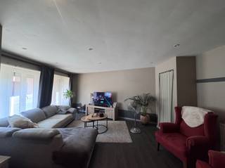 <h3><span>Gezellige en instapklare woning in het centrum van Balen</span></h3><p><span>Deze charmante en ruime woning is ideaal gelegen in het centrum van Balen en combineert hedendaags comfort met een gezellige woonbeleving. </span></p><p><span>Dankzij de moderne voorzieningen, ruime leefruimtes en het zonnige terras geniet je hier van alle comfort op een uitstekende locatie.</span></p><p><span> </span></p><p><span>Gelijkvloers</span><span><br />Bij het binnenkomen wordt je verwelkomd in een ruime en lichtrijke woonkamer. De grote hoeveelheid natuurlijke lichtinval zorgt voor een aangename en warme sfeer. Verder beschikt het gelijkvloers over een apart gastentoilet en een hypermoderne, volledig uitgeruste keuken.</span></p><p><span>De keuken is voorzien van hoogwaardige toestellen, waaronder een ingebouwde friteuse, grillplaat, twee kookpitten, koelkast, diepvriezer, microgolfoven, oven, warmhoudlade en vaatwasser. Een droom voor wie graag uitgebreid kookt!</span></p><p><span> </span></p><p><span>Eerste verdieping</span><span><br />Op de eerste verdieping bevinden zich twee ruime en lichtrijke slaapkamers. </span></p><p><span>Alsook bevindt zich hier een terras waar je dankzij de privacy heerlijk kan genieten van rustige momenten en gezellige zomeravonden. </span></p><p><span>Daarnaast is er een bijzonder ruime en luxueuze badkamer die beschikt over een inloopdouche, ligbad en stijlvol badkamermeubel. </span></p><p><span>Ook de aansluiting voor een wasmachine is hier voorzien.</span></p><p><span> </span></p><p><span>Extra bergruimte</span><span><br />De woning beschikt bovendien over een zolder, ideaal als extra opslagruimte.</span></p><p><span> </span></p><p><span>Troeven op een rijtje:</span></p><ul><li><span>Gelegen in het centrum van Balen</span></li><li><span>Ruime en lichtrijke woonkamer</span></li><li><span>Moderne en volledig uitgeruste keuken</span></li><li><span>2 ruime slaapkamers</span></li><li><span>Zeer ruime, luxueuze badkamer</span></li><li><span>Terras </span></li><li><span>Zolderruimte</span></li><li><span>Instapklaar en voorzien van modern comfort</span></li><li><span> </span></li></ul><p><span>Een ideale woning voor wie op zoek is naar ruimte, comfort en een centrale ligging!</span></p>