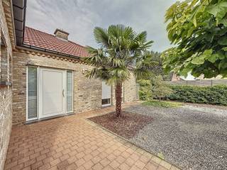 INSTAPKLARE VILLA NABIJ HET STERREBOS - RUST, RUIMTE EN COMFORT IN EEN GROENE OMGEVING INDELING:DE WONING VERWELKOMT JE VIA EEN RUIME INKOMHAL MET...