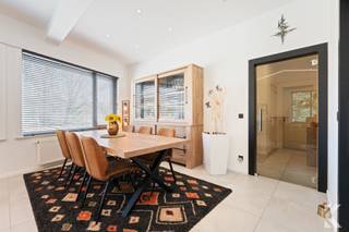 <p><strong>Gigantesque maison rénovée avec garage, grande terrasse et 19 panneaux solaires à Nieuwpoort</strong></p><p><strong>Description</strong><br /><strong>Cette</strong> maison exceptionnellement spacieuse et entièrement rénovée offre beaucoup de lumière, de confort et de techniques modernes. Avec plusieurs chambres, deux salles de bains, un grand espace de vie et des terrasses ensoleillées, il s'agit d'une maison familiale idéale. Grâce aux panneaux solaires, à la domotique et aux rénovations récentes, la maison est entièrement prête à être emménagée. La propriété est également vendue meublée.</p><p><strong>Avantages</strong></p><ul><li><p>Propriété entièrement rénovée (travaux récents 2024)</p></li><li><p>Espace de vie très lumineux avec poêle à granulés</p></li><li><p>Grande cuisine équipée avec appareils Bosch et plaques de cuisson Siemens</p></li><li><p>Domotique, éclairage graduable et spots encastrés et hauts plafonds</p></li><li><p>19 panneaux solaires</p></li><li><p>Chauffage au gaz + poêle à granulés (EPC-C)</p></li><li><p>Fenêtres et isolation rénovées</p></li><li><p>4 grandes chambres dont 1 grande chambre sous les toits avec air conditionné</p></li><li><p>2 salles de bains et toilettes</p></li><li><p>Grande terrasse au premier étage + vue sur l'eau + jardin avec orientation sud-est</p></li><li><p>Garage avec portail haut</p></li><li><p>Sous-sol complet</p></li><li><p>Mobilier inclus (valeur ± €25,000)</p></li></ul><p> </p><p>Plus d'infos ou une visite ? <br />karel@roetsvastgoed.be<br />0470342025</p>