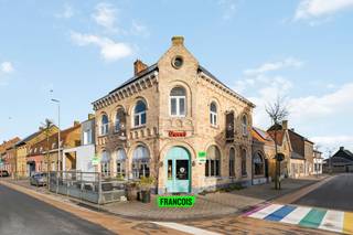 In Merkem, centraal gelegen tussen Diksmuide en Ieper, bevindt zich deze ruime handelszaak. Op het gelijkvloers bestaat het pand uit een propere...