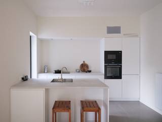 <strong>Omgeving Coupure - Hoogwaardig gerenoveerde stadswoning met 3 slaapkamers en zonneterras</strong><br /><br /><em>Voor meer informatie of bezoekaanvragen, mail naar info@carloeggermont.be</em><br /><br />In het<strong> hart van Gent</strong>, op een <strong>topligging vlak bij de Coupure</strong> en het <strong>historisch centrum</strong>, bevindt zich deze <strong>totaal gerenoveerde bel-etagewoning</strong> die licht, ruimte en hedendaags comfort uitstraalt.<br /><br />De renovatie werd uitgevoerd met<strong> oog voor detail,</strong> <strong>duurzame materiale</strong>n en een doorgedreven <strong>isolatie</strong>. Dankzij deze aanpak behaalt de woning een <strong>gunstige EPC-score B</strong>. Het resultaat is een combinatie van <strong>moderne architectuur </strong>en<strong> energiezuinig wonen.</strong><br /><br />De <strong>lichtrijke leefruimte </strong>en<strong> open keuken</strong> sluiten naadloos aan op he<strong>t zuidwest gerichte terras</strong>. Verder omvat de woning <strong>drie slaapkamers</strong>, een <strong>aparte bureauruimte</strong> en een <strong>volledig uitgeruste keuken</strong>, afgewerkt met kwalitatieve materialen zoals <strong>parketvloeren</strong>. Praktische voorzieningen zoals een <strong>fietsenberging</strong> verhogen het wooncomfort.<br /><br /><strong>Samengevat, een instapklare stadswoning op een uiterst gegeerde locatie in de Gentse binnenstad.</strong>