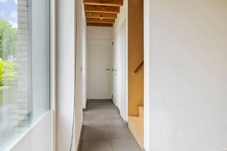 Tussen de velden in het landelijke Esen bevindt zich deze energiezuinige gesloten bebouwing. De recente woning is omgeven door groen en ligt op fietsafstand van de dorpskern waar zich de lokale handelaars bevinden. Het centrum van Diksmuide ligt op amper 6 km, dus grote supermarkten, openbaar vervoer en scholen liggen op een steenworp. Kortom de ideale ligging voor wie houdt van de rust en toch centraal wenst te wonen.<br /><br />Via de inkomhal met vestiaire en apart toilet komt men in de woonkamer met open keuken (voorzien van ingebouwde frigo, inductie kookplaat, heteluchtoven, vaatwasmachine, dampkap en wastafel). De benedenverdieping wordt vervolledigd door een bergruimte en een technische ruimte.<br /><br />Op de bovenste verdieping bevinden zich 2 ruime kamers en de badkamer voorzien van dubbele wastafel, ingemaakte kasten en een inloopdouche.<br /><br />In de tuin met zicht op de velden is het heerlijk vertoeven. Verder is er ook een ruim tuinhuis.<br /><br />Bouwtechnisch is deze woning voorzien van driedubbele beglazing, wordt er verwarmt met een warmtepomp en is er een regenwaterput. <br /><br />Vrij vanaf: 01/08/2026.<br /><br />