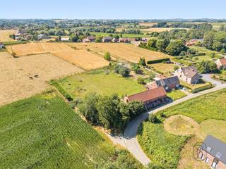 Dit karakteristieke, te renoveren huis ligt verscholen in het hart van het platteland, in een rustige en groene omgeving, en biedt een prachtig potentieel voor liefhebbers van ruime kamers en authenticiteit. Op slechts enkele minuten van Lessines en al zijn voorzieningen (scholen, winkels, snelweg, ...). De begane grond bestaat uit ruime woonruimtes en beschikt momenteel over twee slaapkamers en een badkamer, waardoor de mogelijkheid bestaat om een echte gelijkvloerse woning te creëren. Op de bovenverdieping laten de royale ruimtes de mogelijkheid zien om meerdere slaapkamers in te richten, geheel naar uw wensen en behoeften.Buiten kunt u genieten van een prachtig terrein van meer dan 29 are, ideaal gelegen en perfect geschikt voor natuurliefhebbers. Een garage maakt het geheel compleet.Technische gegevens: centrale verwarming op stookolie, twee houtkachels, raamkozijnen met dubbele en enkele beglazing van PVC en hout, septic tank, regenwaterreservoir, EPC: FEen prachtige kans voor liefhebbers van charme en natuur: dit huis biedt een rustige omgeving, een uitgestrekt terrein en een prachtig potentieel voor inrichting, ideaal voor een gezin dat wil genieten van ruimte en rust en bijvoorbeeld huisdieren (paarden,...) wil houden.Onmiddellijk te bezichtigen!Info en bezichtigingen via: aurelie@immobeguin.be