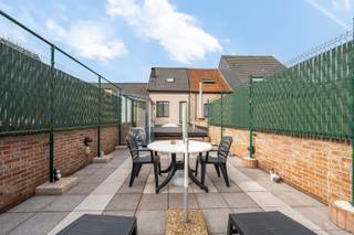 Deze verzorgde woning geniet van een uitstekende ligging nabij het station van Sint-Niklaas, diverse supermarkten en het stadscentrum. Ook de populaire fietsroute richting Nederland bevindt zich vlakbij. De woning beschikt over 3 slaapkamers, een inpandige garage achteraan en een ruim dakterras waar u in alle rust kunt genieten. Dankzij de goede staat van onderhoud en het EPC-label C is deze woning volledig instapklaar. Een ideale opportuniteit voor wie comfortabel wil wonen op een centrale en vlot bereikbare locatie.