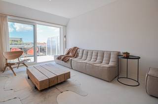 Appartement entièrement rénové avec une grande terrasse, fini avec des matériaux de qualité et un souci du détail.<br />Composition : Hall d'entrée avec toilettes invités. Espace de vie lumineux avec une cuisine ouverte entièrement équipée offrant tout le confort (appareils Miele), coin repas et salon convivial avec placards intégrés donnant sur la terrasse ensoleillée. Première chambre avec placards intégrés, fenêtre-balcon Velux et salle de douche. À l'étage : Chambre principale avec fenêtre-balcon Velux, placards intégrés et grande salle de douche attenante. Bureau séparé. Débarras avec raccordement pour machine à laver. Troisième chambre. Cave privative et local commun pour vélos dans la résidence.