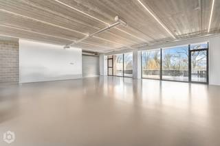 Op een geweldige locatie nabij het centrum van Putte bevindt zich deze kantoorruimte met ruim terras (bouwjaar : 2020). U geniet hier van een uitstekende visibiliteit en bereikbaarheid vlakbij de R6 en E19 en daarnaast in de nabijheid van winkels, het openbaar vervoer en scholen. <br /><br />De kantoorruimte bevindt zich op de eerste verdieping, bereikbaar via de lift, en is voorzien van een mooie gietvloer met vloerverwarming. U geniet hier ook van veel lichtinval door de grote raampartijen. De ruimte beschikt over tal van mogelijkheden, waardoor dit pand geschikt is voor verscheidende doeleinden/sectoren. Verder is het pand voorzien van een douchekamer met gescheiden dames- en herentoilet en inloopdouche. Aangrenzend aan het kantoor vindt u een buitenberging en een ruim terras met een hardhouten vloer, waar u steeds in alle rust kunt vergaderen of genieten van het mooie weer. Tenslotte werd het goed uitgerust met 3 zonnepanelen en een ventilatiesysteem type D. <br /><br />Er zijn verder 3 parkeerplaatsen vooraan het gebouw bij aan te kopen voor €10 000 per parkeerplaats.<br /><br />Dit is een uitstekende opportuniteit als u op zoek bent naar een recente polyvalente ruimte op een toplocatie nabij het centrum van Putte. Contacteer ons op 0474/78 07 73 of neem een kijkje op www.boonstravastgoed.be. <br /><br />Bijzonderheden:<br />- Uitstekende visibiliteit<br />- Goede bereikbaarheid<br />- Tal van mogelijkheden