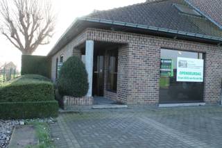 Op de weg van Wakken naar Wielsbeke is deze handelsruimte gelegen. De handelsruimte kan dienen als winkelruimte, kantoorruimte,... Vooraan...