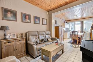 Rijwoning te koop met koer en 3 slaapkamers. De woning heeft wat opknapwerk nodig.<br />De ruime leefruimte, de gezellige koer en de droge kelder bieden talloze mogelijkheden. Met een beetje liefde en creativiteit tover je dit huis om tot jouw droomhuis met tot wel 4 volwaardige slaapkamers.<br />Geïsoleerd zolder en geïsoleerd plat dak, buitenmuren geisoleerd.<br />Interesse? Contacteer Stefan (0473/490758) of Guillaume (0495/440393) voor een bezichtiging.<br />De foto's zijn nog van toen het gemeubeld was, nu staat het huis leeg.<br /><br /><u>Wettelijke info :</u> <br />EPC : B-label - 198 kWh/m² <br />Elektriciteit : Elektriciteit : Conform, keuringsattest in aanvraag.<br />Asbest : niet asbest-veilig, maar eenvoudig op te lossen<br />Stedenbouw : Vergunning uitgereikt, Woongebied, Geen dagvaarding uitgebracht, Geen voorkooprecht ruimtelijke ordening aanwezig, Geen verkavelingsvergunning, geen overstromingsgebied, niet gelegen in afgebakend oevergebied.<br />Waterinfo : 2 x B labels, zowel voor de grond als de gebouwen : geen natte voeten<br /><br />Dit pand wordt verkocht via het <strong><u>DIY House Selling</u> </strong>principe<strong> : </strong>Wij - EXPERT-IMMO - maken de publiciteit, de rest loopt via de eigenaars.<br />Bezoek de facebook pagina : DIY House Selling - Facebook page<br />Voor een bezoekje bel de eigenaars Stefan (0473/490758) of Guillaume (0495/440393)