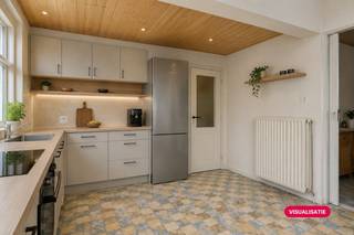 Bent u op zoek naar een renovatieproject met ongeziene mogelijkheden op een toplocatie? In de Smedenstraat, midden in het levendige hart van de kuststad, presenteren wij dit karaktervolle huis te koop. Dit unieke vastgoed onderscheidt zich door zijn authentieke elementen, zoals de prachtige hoge plafonds, en een voor het centrum ongeziene perceeloppervlakte van maar liefst 634 m².Wie dit pand wil kopen, kiest voor een strategische ligging in Knokke. Dankzij de uitstekende bereikbaarheid bevindt u zich op wandelafstand van de Lippenslaan en het station. Het is de ideale opportuniteit voor wie een ruime woning wil kopen in Knokke om deze volledig naar eigen hand te zetten en te genieten van een zongerichte tuin in de stadskern.Indeling:gelijkvloers:- inkomhal- leefruimte met eetkamer- ruime keuken met aansluitende veranda- terras en ruime tuin1ste verdieping:- Master bedroom- slaapkamer- badkamer2de verdieping:- slaapkamer 3, 4 en 5Daarnaast beschikt dit te renoveren huis over een praktische kelder en een ruime bergzolder.Wenst u graag meer informatie of een bezoek? Neem gerust contact op met onze vastgoedexpert Arne Reubens via +32 472 186 304 of arne.reubens@dewaele.com*Deze AI-visualisaties zijn bedoeld als inspiratie. Er werd geen rekening gehouden met technische specificaties, stedenbouwkundige voorschriften of de concrete mogelijkheden tot realisatie.