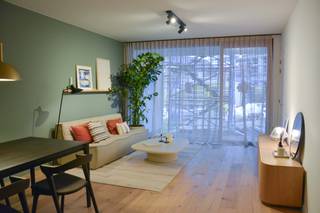 W.E.S.T. BEZOEKEN? ONTDEK ONS KIJKAPPARTEMENT TIJDENS DE KOMENDE OPENDEURDAGEN - Meer informatie via https://www.zabra.be/west.
Woonproject w.e.s.t. heeft opvallend veel troeven. Deze nieuwe woonomgeving ligt aan de rand van het centrum, net binnen de kleine ring van Roeselare. De groene invulling van dit project - met bomen, gras, water en speeltuigen in hout - geeft een gevoel van ruimte.
Dit appartement heeft een totale oppervlakte van 93 m² en is voorzien van een ruim terras (15 m²). Met twee slaapkamers is het perfect voor wie op zoek is naar een comfortabele en zorgeloze woonst. Het is BEN (bijna-energieneutraal) en wordt verwarmd zonder gas, dankzij het Mirom-warmtenet. Een duurzame keuze voor de toekomst! Het binnengebied van de site is autovrij. Er zijn meer dan genoeg parkeerplaatsen, maar de auto blijft aan de rand. Bovendien wordt het gebruik van de auto overbodige luxe dankzij de nabije aanwezigheid van voorzieningen (winkels, restaurants etc.) Ook de fiets nemen wordt een aangename gelegenheid door het aangelegde fietspad dwars door de site.
Contacteer ons voor meer informatie op het nummer 0472 89 60 18. Onze vertegenwoordigers staan je graag te woord.