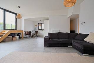Dit appartement is gelegen op de tweede verdieping (toegankelijk via lift) van de residentie “De Vlinder” en dus nabij centrum Buggenhout. Het appartement heeft een inkomhal, berging, ruime leefruimte met open keuken, apart toilet, badkamer en zeer ruim terras. Privatief is er een trap naar de hoger gelegen verdieping waar de 2 slaapkamers zich bevinden. Dit appartement is beschikbaar vanaf 1 augustus. Heeft u interesse of verdere vragen? Neem gerust contact op via 052/41.41.94!<br />Huurprijs: 1.050 EUR + 60 EUR vaste kosten<br />Referentie: 5664