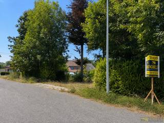 Eigendom <strong>MET TWEE AFZONDERLIJKE WONINGEN</strong> op een <strong>PERCEEL VAN 1.345M² </strong>met een <strong>STRAATBREEDTE VAN CA. 23M.</strong> Deze eigendom met <strong>TWEE APARTE HUISNUMMERS</strong> biedt een bijzonder flexibel kader voor wie op zoek is naar een <strong>RENOVATIEPROJECT </strong>of potentieel voor zorgwonen, kangoeroewonen of <strong>CO-HOUSING</strong>. Beide woningen zijn volledig te renoveren of komen in aanmerking voor <strong>AFBRAAK EN HEROPBOUW </strong>van <strong>1 OPEN BEBOUWING</strong>, waarbij het <strong>VERLAAGDE BTW-TARIEF VAN 6%</strong> mogelijk toepasbaar is volgens de geldende voorwaarden. Gelegen in het <strong>GLOOIEND LANDSCHAP VAN DE ZWALMSTREEK</strong> en met vlotte verbinding naar Zottegem, Brakel en <strong>OUDENAARDE</strong>.<br /><br />Elk project en elke omgevingsvergunningsaanvraag is onderworpen aan goedkeuring door de <strong>GEMEENTE ZWALM</strong>.<br /><br /><br />Adres: Zuidlaan 206-208 te Zwalm<br /><br />Renovatieplicht van toepassing; Bestuursmaatregelen in het maatregelenregister: Neen; P-score: A, G-score: A