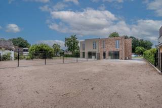 Deze woning is gunstig gelegen nabij het centrum van Mol-Sluis, op fietsafstand van lokale winkels, het station en het centrum van Mol. Je geniet hier van een vlotte verbinding naar omliggende gehuchten en gemeenten, evenals naar de E34 en E313.<br /><br />Via de inkomhal, met gastentoilet en vestiaireruimte, kom je in de leefruimte die bestaat uit een zithoek en een leefkeuken. Dankzij de grote ramen heb je in alle ruimtes aangenaam veel lichtinval en een mooi zicht op de tuin. De leefkeuken is uitgerust met een koelkast met diepvries, inductiekookplaat met afzuiging, vaatwasser, heteluchtoven, microgolfoven, spoeltafel, voldoende kastruimte en een gezellige eethoek. Een grote schuifraam en een extra deur geven toegang tot het terras en de tuin. Aansluitend bevindt zich een praktische berging/bijkeuken en in de aparte wasplaats is er een handige uitgietbak.<br /><br />Op de verdieping brengt de nachthal, met extra toilet en linnenkast, je naar drie ruime slaapkamers (allemaal afgewerkt met klikvinyl), een badkamer en een extra berging. De masterbedroom beschikt over een dressinggedeelte. De badkamer is ingericht met een ligbad, een douche en een dubbele wastafel in meubel.<br /><br />Aan de leefkeuken is een terras aangelegd waar je kan genieten van de avondzon. De tuin is volledig genivelleerd en ingezaaid met gras, en rondom is een draadomheining van 1m80 geplaatst. De voortuin is aangeplant en voorzien van een wandelpad in klinkers. De oprit bestaat uit grindstabilisatie met honingraatplaten en siergrind. De koper heeft bovendien de mogelijkheid om zelf een vergunde carport met aansluitende fietsenberging te realiseren.<br /><br />De woning is hoogwaardig en kwalitatief afgewerkt en er werd extra aandacht besteed aan energiezuinigheid. Ze is voorzien van een warmtepomp, vloerverwarming met actieve koeling, een ventilatiesysteem type D met warmterecuperatie en bypass, zonnepanelen en aluminium ramen met hoogrendementsbeglazing.<br /><br />Deze woning is opgetrokken in duurzame staalframebouw, een bouwmethode die zorgt voor een bijzonder maatvaste en kwalitatieve structuur. Dankzij de lichte maar sterke opbouw zijn de muren uiterst stabiel, energiezuinig en snel te realiseren. Het resultaat is een woning met uitstekende isolatiewaarde, een strakke afwerking en een zeer comfortabele woonkwaliteit.<br /><br />De woning is volledig afgewerkt en geschilderd. Verkoop onder het BTW-stelsel (21%).<br /><br />-- EPB in opmaak --