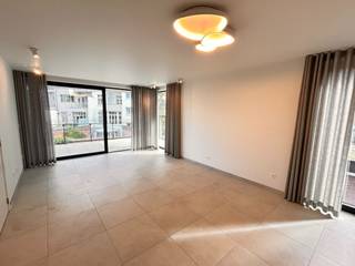 <br />Dit exclusieve appartement met 1 slaapkamer ligt in de gloednieuwe residentie Gaz’eau. Gaz’eau is een architecturaal hoogstandje in een rustige straat midden in het centrum van Hasselt (Gazometerstraat). Vanuit deze toplocatie, vlak bij de kleine ring, wandelt u zo het bruisende stadscentrum in. Het project is omgeven door groen. Bovendien bevindt u zich op een boogscheut van het station, de winkelstraten en de talrijke restaurants en cafés.<br />Het appartement van 67 m² beschikt over een lichtrijke woonkamer met grote glaspartijen die zorgen voor een overvloed aan natuurlijk daglicht. De keuken is volliedig uitgerust met de hedendaagse toestellen. Verder beschikt het appartement over een moderne badkamer, een praktische berging, een gastentoilet en een prachtig terras van ruim 16 m².<br />De woning wordt momenteel volledig geschilderd en voorzien van verlichting en gordijnen, zodat deze medio september volledig instapklaar is. In de kelderverdieping hoort een extra berging bij het appartement.<br /><br />Troeven van dit appartement:<br /> - Eerste bewoning: Alles is gloednieuw en ongebruikt.<br /> - Toplocatie: Rustig gelegen in het centrum van Hasselt.<br /> - Luxeafwerking: Hoogwaardige materialen en modern comfort.<br /> - Duurzaam: Energiezuinige verwarming via een gezamenlijke warmtepomp.<br /><br />Financieel:<br />Vaste kosten: €75 per maand.<br />Energie: Bijkomende service voor de verwarming via de warmtepomp.<br /><br />Bezichtigen?<br />Wenst u dit appartement te bezoeken? Maak snel een afspraak met Valère Vangeel via valere@vestio.com of 0472 32 34 24.<br />Je kan je huurdersprofiel alvast aanmaken om in aanmerking te komen voor een bezichtiging via volgende link:<br /><br />https://mijnhuurprofiel.be/property/6cf44777-ea5d-44c0-8957-fab297f9d936/login<br />