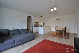 Op een zeer centrale ligging in de gegeerde wijk Duinenwater te Knokke, bevindt zich dit ruim 3 slaapkamer appartement met open zicht. Dankzij de nabijheid van de winkels en het strand op wandelafstand, is dit een ideale uitvalbasis als tweede verblijf of hoofdverblijfplaats aan de kust.<br /><br />Indeling: De inkomhall is voorzien is van een ruime berging (met aansluiting wasmachine en droogkast) en een gastentoilet. Aansluitend komt u in de ruime leefruimte met een open, volledig ingerichte keuken. De leefruimte geeft uit op een aangenaam terras met open zicht. In totaal zijn er 3 slaapkamers, waarvan de hoofdslaapkamer beschikt over een en suite badkamer (ligbad, dubbele lavabo en toilet). Op de nachthal zicht de douchekamer. <br /><br />In het gebouw is er mogelijkheid tot aankoop van een staanplaats.<br />De gemeenschappelijke fietsenberging biedt plaats aan 2 fietsen.<br /><br /><span>Een bezoek ter plaatse wordt sterk aangeraden en is steeds mogelijk op afspraak!</span><br /><span>Contacteer ons vandaag nog om uw afspraak vast te leggen via +32 (0)50 66 20 20.</span>