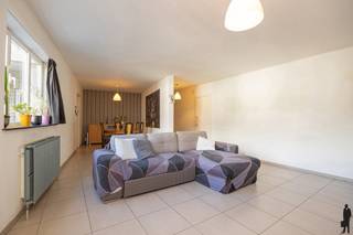 Op zoek naar een ruim en <strong>lichtrijk </strong>appartement op een centrale ligging in Hamme? Dit verzorgde appartement van maar liefst 130 m² combineert comfort, ruimte en een uitstekende bereikbaarheid. Dankzij de grote leefruimte, drie <strong>volwaardige </strong>slaapkamers, moderne badkamer en <strong>twee </strong>terrassen vormt dit de ideale woonst voor zowel eigen bewoning als investering.<br /><br />Indeling appartement<br />- <strong>Inkomhal </strong>met praktische indeling<br />- Zeer ruime en lichtrijke leefruimte<br />- Volledig <strong>ingerichte </strong>keuken<br />- 3 volwaardige slaapkamers<br />- <strong>Moderne </strong>badkamer voorzien van inloopdouche en dubbele lavabo<br />- Praktische <strong>wasruimte </strong>met aansluitingen voor wasmachine en droogkast<br />- Apart toilet<br />- 2 terrassen<br /><br />Extra troeven<br />- Bewoonbare oppervlakte van ca. 130 m²<br />- <strong>Lift </strong>aanwezig in het gebouw<br />- Videofoon aanwezig<br />- Gunstige EPC-score B<br />- Elektriciteit <strong>conform</strong><br />-<strong> Garage optioneel aan te kopen voor €20.000 nabij de Jagerstraat</strong><br /><br />Dit appartement bevindt zich op een toplocatie in het centrum van Hamme. Winkels, openbaar vervoer, scholen en andere voorzieningen bevinden zich op wandelafstand, wat zorgt voor optimaal wooncomfort en een uitstekende bereikbaarheid.<br /><br />Een ruim en instapklaar appartement met alle comfort op een centrale ligging. Ideaal voor wie op zoek is naar een ruime eigen woonst of een interessante investering in Hamme.