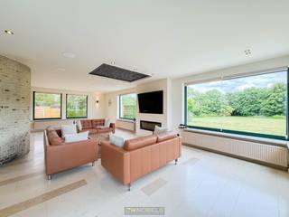 ENERGIEZUINIGE VILLA MET PRAKTIJKMOGELIJKHEDEN en uitzonderlijk potentieel voor WONEN ÉN WERKEN. Deze INSTAPKLARE WONING combineert...