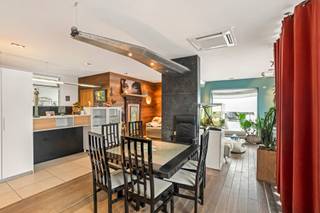 Deze woning met loods is gelegen op een commerciële ligging te RoeselareDe woning is als volgt ingedeeld:Gelijkvloerse verdieping: leefruimte,...