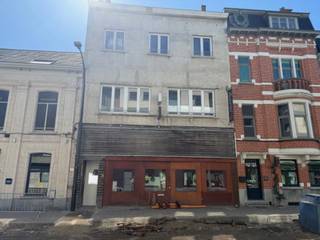 Dit volledig vernieuwde dakappartement bevindt zich op de 3e verdieping, zonder lift. Door de open inrichting krijg je een loftgevoel. De kamer op...