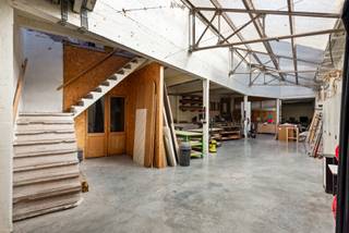 Zeer ruim magazijn van ca. 360 m², verdeeld over twee verdiepingen in het hart van 2060.
Het magazijn geniet van veel natuurlijke lichtinval en is momenteel verhuurd, wat het ook interessant maakt als investering. Het gelijkvloers heeft een oppervlakte van 224m² en het is voorzien van een hoge, automatische poort en is er in de doorgang naar het magazijn plaats voor minstens twee wagens te parkeren.
Met een trap kan je naar de eerste verdieping met een oppervlakte van 136m², dit verdiep wordt momenteel gebuikt als atelier voor een kunstenaar, aan de achterkant is nog een ruimte dat is ingericht als keuken.
Bijzonderheden:
- Centrale ligging
- 360m²
- Elektriciteit conform
Wg, Vg, Vkr, Gvv, Niet gelegen in overstromingsgevoelig gebied
Op voorbehoud van opsplitsing