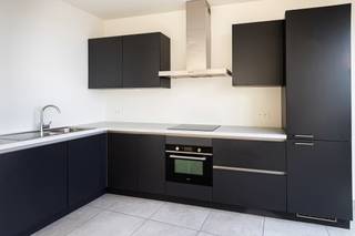 Het dakappartement is gelegen aan de Dascottelei in Deurne, met een supermarkt in het gebouw en openbaar vervoer voor de deur. Een uiterst praktische en centrale ligging. Het appartement beschikt over een lichtrijke leefruimte met een open, volledig uitgeruste keuken die alle comfort biedt. Via de hal bereik je twee slaapkamers, een handige berging en een badkamer met inloopdouche. Daarnaast is er een ruim en zonnig terras en is er in de ondergrondse garage nog een privatieve autostaanplaats. De gemeenschappelijke kosten bedragen €80,00 per maand.