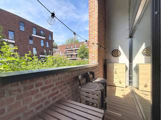 Lily Boeykensstraat 3: Energiezuinig appartement gelegen op groene site. 

Indeling als volgt: Inkomhal met vestiaire, leefruimte met open keuken en berging met aansluiting wasmachine. Badkamer met bad en douche, 2 slaapkamers, ruime dressing. Verder is er nog een aangenaam terras. 1 parkeerplaats inbegrepen in de prijs, extra parkeerplaats mogelijk om bij te huren. 

€1100 + €95
Beschikbaar vanaf 1/09