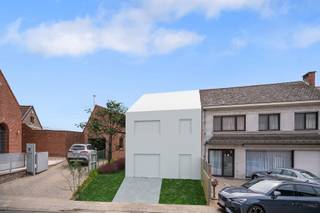 <p>Bent u op zoek naar een centraal gelegen stuk bouwgrond in Roosdaal om uw droomwoning te realiseren? Dan is dit perceel in de Dokter Roossensstraat precies wat u zoekt.</p>
<p>Deze bouwgrond voor halfopen bebouwing ligt ideaal tussen huisnummer 5 en 7, met een zuidelijke oriëntatie, perfect voor een zonnige tuin en lichtrijke leefruimtes.</p>
<p>Volgens de stedenbouwkundige voorschriften is een woning met maximaal twee bouwlagen toegestaan, inclusief een bijgebouw zoals een tuinhuisje. De bouwmogelijkheden zijn conform de algemene voorschriften, met een vereiste zijdelingse afstand van 3 meter ten opzichte van huisnummer 5 (linker perceelgrens).</p>
<p>Een renderfoto van de mogelijke bebouwing is beschikbaar om u een goed beeld te geven van het potentieel van dit perceel.</p>
<p>Perceelsafmetingen: Breedte aan straatkant: 7,4 meter Breedte ter hoogte van de bouwlijn: 9 meter ,Diepte perceel: 49,3 meter</p>
<p>Troeven:</p>
<ul>
<li>Gelegen in het centrum van Roosdaal met winkels, scholen en openbaar vervoer op wandelafstand</li>
<li>Zuidgerichte tuin voor optimale lichtinval</li>
<li>Bouwgrond voor halfopen bebouwing – veel mogelijkheden binnen een aantrekkelijke omgeving</li>
</ul>
<p>Voor meer informatie over de stedenbouwkundige voorschriften of een plaatsbezoek, contacteer Jordi via 0477/32.61.53.</p>