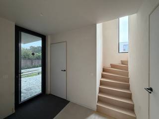 Deze woning (open bebouwing) biedt een praktische indeling en alle ruimte voor comfortabel wonen.<br /><br />Energetisch top en maximaal wooncomfort: dankzij zonnepanelen en geothermische warmtepompen geniet u van energiezuinig wonen, met aangename (vloer)verwarming in de winter én natuurlijke (vloer)koeling in de zomer.<br /><br />Bij het binnenkomen kom je in de inkomhal, met toegang tot de technische berging en het gastentoilet. Verder bevindt zich de leefruimte met open keuken en een aanpalende berging/wasplaats. Vanuit de leefruimte heb je rechtstreeks toegang tot het terras en de tuin.<br />Op de bovenverdieping bevinden zich vier slaapkamers en een badkamer, uitgerust met een toilet, douche, ligbad en dubbele lavabo. Daarnaast is er nog een extra technische berging aanwezig.<br />Buiten beschik je over een eigen parkeerplaats en een buitenberging.<br /><br />De woning is vlot bereikbaar via zowel de Gentsebaan (N60) als de Arboretumstraat.<br />Allerhande voorzieningen (winkel, bakker, tankstations, apotheek, ...) in de directe omgeving.<br /><br />Goed om weten: de verhuurder is een vennootschap, wat betekent dat een (zelfstandige) huurder de huur deels als beroepskost kan inbrengen.