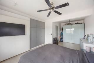 Instapklaar 2-slaapkamerappartement met terras, garage en tuin in groene Neerlandwijk<br /><br />In de rustige en gegeerde Neerlandwijk te Wilrijk bevindt zich dit verzorgd en lichtrijk appartement op de 4de verdieping van een goed onderhouden gebouw met lift. Dankzij de ligging zonder bovenburen geniet u hier van extra rust en privacy.<br /><br />De leefruimte van ca. 27 m² baadt in het licht en sluit naadloos aan op de eetruimte en open keuken, uitgerust met alle nodige toestellen. Via het schuifraam bereikt u het gezellige terras van 6 m² waar u heerlijk kan genieten van de avondzon.<br /><br />Het appartement beschikt over 2 slaapkamers (17 m² en 9 m²), beide voorzien van ingemaakte kasten en een mooi open uitzicht. De badkamer (5 m²) is stijlvol ingericht met regendouche, lavabomeubel en aansluiting voor wasmachine en droogkast. Verder is er een aparte berging aanwezig.<br /><br />Qua comfort scoort deze woning uitstekend dankzij airconditioning, pelletkachel en een recente gascondensatieketel (2022). Overal is hoogrendementsbeglazing in PVC voorzien, samen met vliegenramen en rolluiken.<br /><br />Extra troeven zijn de privatieve berging, de autostaanplaats in de garage met automatische poort (inbegrepen in de prijs) én de mooie gemeenschappelijke tuin waar bewoners vrij gebruik van kunnen maken.<br /><br />Topligging nabij winkels, scholen, openbaar vervoer, het Park van Eden, het Neerhofke en met een vlotte verbinding naar Antwerpen en de A12/Ring.<br /><br />Indeling & oppervlaktes<br /><br />* Bewoonbare oppervlakte: 85 m²<br />* Living: 27 m²<br />* Keuken: 6 m²<br />* Badkamer: 5 m²<br />* Slaapkamer 1: 17 m²<br />* Slaapkamer 2: 9 m²<br />* Terras: 6 m²<br /><br />Extra info<br /><br />* EPC: 270 kWh/m² jaar – label C (geen renovatieplicht)<br />* Elektriciteit niet conform AREI<br />* Maandelijkse kosten: €152<br />* Bouwjaar: 1972<br />* Asbestveilig<br />* Garage inbegrepen<br /><br />Adres: Paviljoenlaan 9/401, 2610 Wilrijk.
