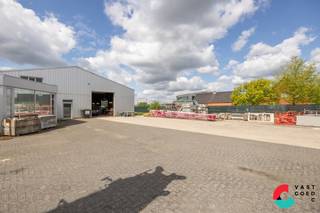 Multifunctionele industriehal met kantoren op de industriezone "Bosstraat" te Hamont-Achel. Het terrein heeft een totale oppervlakte van 31 are 32 ca. Vooraan het gebouw heeft u voldoende parkeermogelijkheden voor auto's en vrachtwagens.<br />De bedrijfshallen dateren van 1990 en zijn afgewerkt met industriële damwanden en het dak bestaat geïsoleerde plaatstalen wanden. Tevens is er een grote sectionaalpoort met een hoogte en breedte van 4m. De verwarming is voorzien op gas met warme luchtblazers en radiatoren voor de kantoren.<br /><br />Het kantoorgebouw heeft een grondige renovatie gehad in 2008. <br />De indeling van het kantoorgebouw kan u eenvoudig naar eigen voorkeur wijzigen.<br /><br />INDELING:<br />Totaal van het bedrijf gelijkvloers - netto beschikbare ruimte: 1.216,70 m²<br />KANTOORGEDEELTE: (284,90m²)<br />+ Inkomhal (63 m²)<br />+ Besprekingsruimte (15,80 m²)<br />+ Receptie (15,8 0 m²)<br />+ Bureelruimte 1 (20,90 m²)<br />+ Bureelruimte 2 (20,90 m²)<br />+ Bureelruimte 3 (20,90 m²)<br />+ Bureelruimte 4 (21 m²)<br />+ Bureelruimte 5 (33,20 m²)<br />+ Refter (39,20 m²)<br />+ Sanitaire groep (17,80 m²)<br />+ Hal met trap naar de verdieping (16,30 m²)<br /><br />BEDRIJFSHALLEN: (931,80 m²)<br />+ Kleedruimte met douches en wc's en cv-ruimte (33,90 m²)<br />+ Bureel werkplaats (10 m²)<br />+ Gang (27,90 m²)<br />+ Reparatieruimte (54,20 m²)<br />+ Werkplaats 1 (214,70 m²)<br />+ Werkplaats 2 (335 m²)<br />+ Magazijn (143,80 m²)<br />+ Verzending- / ontvangstruimte (47,80 m²) <br />+ Monteurs/ garage (64,50 m²)<br />+ Overkapping (niet vergund) <br /><br />EERSTE VERDIEPING KANTOORGEBOUW (161,60 m²)<br />+ Kantoorruimte (53,60 m²)<br />+ Archiefruimte (10,50 m²) <br />+ Vergaderzaal (79,50 m²)<br />+ Overloop (18 m²)<br /><br />Bent u opzoek naar een gunstig gelegen bedrijfshal en kantoorgebouw met diverse mogelijkheden? <br />Neem contact met ons op en we helpen u graag verder.