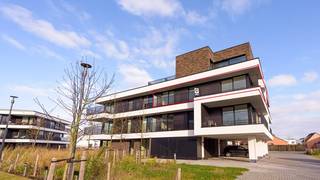 Modern wonen in het groen !De lichtrijke woonkamer met open keuken en grote raampartijen laat je volop genieten van het uitzicht en vloeit naadloos...