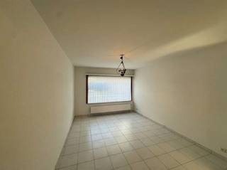 <p><span>NL. Telefonisch worden geen bezoekmomenten geregeld. Wenst u een bezoek? Gelieve dan het invulveld van deze website te vervolledigen met uw naam, uw telefoonnummer en uw e-mailadres. Wij zullen u vervolgens uitnodigen voor een bezichtiging.<br />FR. Aucune visite n'est organisée par téléphone. Vous souhaitez une visite ? Remplissez le formulaire de ce site web en indiquant votre nom, votre numéro de téléphone et votre adresse e-mail. Nous vous inviterons ensuite à une visite.<br />EN. Visits will not be arranged by phone. Would you like a visit? Then please complete the form on this website with your name, phone number and e-mail address. We will then invite you for a viewing. </span></p><p><span> </span></p><p><span>Dit gezellig appartement op het gelijkvloers is ideaal gelegen in de Dokter André Goffaertsstraat 119 bus 1 te Aalst, op korte afstand van het stadscentrum, winkels, opnbaar vervoer en belangrijke invalswegen. Dankzij deze centrale ligging geniet u van een vlotte bereikbaarheid en alle voorzieningen binnen handbereik.</span></p><p><span>Het appartement beschikt over een inkomhal die toegang geeft tot een aangename leefruimte met open keuken. Verder is er een praktische berging met CV-ketel, een badkamer en twee slaapkamers. Eén van de slaapkamers is uitgerust met een grote kast waarin zich de aansluitingen voor wasmachine en droogkast bevinden. Tot slot is er een garage inbegrepen, wat een extra troef vormt in deze buurt.</span></p><p><span>De huurprijs bedraagt 750 euro per maand, inclusief garage en gemeenschappelijke kosten. De huurwaarborg bedraagt drie maanden en wordt geplaatst via Korfine.</span></p>