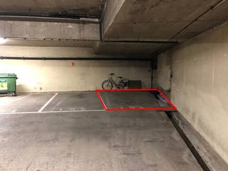 Ontdek nu de perfecte parkeeroplossing in Parking Hazegras, gelegen in centrum Oostende! De parkeerplaats is gelegen in de kelderverdieping. De parkeerplaats is vrij vanaf 01/12/2026 aan een huurprijs van €100 per maand. Ben je geïnteresseerd in dit pand te huur in Oostende? Ga naar de website www.dermul.be, klik op het pand dat je wenst te huren. Via de knop "ik heb interesse" vragen we u kort een profiel in te vullen. Daarna nemen we contact op voor een bezoek. Telefonisch kunnen er geen afspraken gemaakt worden.