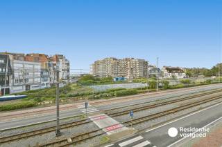 Deze recent vernieuwde en volledig instapklare studio geniet van een mooie centrale ligging en biedt vanuit de leefruimte en het terras een prachtig open zicht op het binnenkort vernieuwde Rauschenbergplein. De studio beschikt over een leefruimte met open keuken, een afzonderlijke slaapkamer en een badkamer. Het ruime terras vormt een mooie aanvulling en laat u volop genieten van het open uitzicht en de omgeving. De studio wordt volledig gemeubeld verkocht, waardoor u hier zonder verdere zorgen meteen kunt genieten van uw verblijf. Er is een fietsenberging aanwezig in het gebouw en als extra mogelijkheid kan een garagebox op ongeveer 350 meter van de residentie worden gehuurd.<br />EPC: 268 kWh/m² - UC: 2391944 ~ Vg, Wg, Gvkr, Gvv, Gmo ~ Ref. MI25147