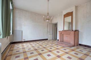 <p><span>Karaktervol renovatiepand met authentieke gevel en tal van mogelijkheden in Heffen.</span></p><p><span>In het centrum van Heffen bevindt zich dit opvallende renovatiepand met een unieke, authentieke gevel en een uitstraling vol karakter. Deze eigendom biedt een zeldzame kans voor wie op zoek is naar ruimte, charme en een pand met toekomstpotentieel.</span></p><p><span>Met een bewoonbare oppervlakte van ca. 311 m² beschikt het gebouw over royale volumes en een veelzijdige indeling. Hierdoor leent het pand zich perfect voor uiteenlopende invullingen.<br />De centrale ligging in Heffen vormt een extra meerwaarde, met een vlotte verbinding naar zowel de E19 als de A12. Bovendien is het dorp volop in ontwikkeling, wat deze locatie nog aantrekkelijker maakt.</span></p><p><span>Troeven:</span></p><ul><li><span>Authentieke gevel met unieke uitstraling .</span></li><li><span>Ca. 311 m² bewoonbare oppervlakte .</span></li><li><span>Grote volumes met veel potentieel .</span></li><li><span>Geschikt voor diverse bestemmingen .</span></li><li><span>Centrale ligging met goede bereikbaarheid .</span></li><li><span>Mogelijkheid om een buitenruimte te creëren .<br /><br /></span></li></ul><p><span>Renovatieverplichting van toepassing.<br />Voor dit pand geldt de renovatieverplichting voor residentiële gebouwen. Kopers dienen rekening te houden met de geldende regelgeving inzake energetische renovatie.</span></p>