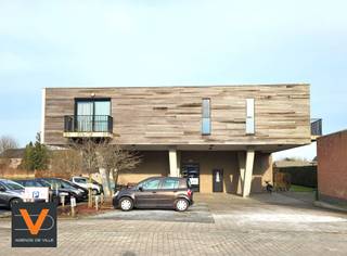 BEZOEKDAG OP AFSPRAAK 0488/85.81.84
Prachtige erkende assistentiewoning van 74m² met zonnig terras en gemeenschappelijk tuin, veel lichtinval! HUURPRIJS 25€/ dag + 7.24€/dag zorg en ondersteuning. Gelegen op het gelijkvloers. Via een inkomhal van 5m² komen we in de leefruimte van 31m², open keuken met elektrisch kookfornuis, dampkap, oven, koelkast en vaatwasmachine, toestellen van Zanussi. Er is één ruime slaapkamer van 15m². Badkamer 6m² met lavabomeubel, douche en toilet. Berging 4m². Elektriciteit CONFORM. Vrije staanplaatsen vooraan het gebouw. Gemeenschappelijke zitruimte en groot terras met tafels en stoelen (vrij te gebruiken). Gelegen op wandelafstand van het station en winkels. Interesse bel 0488/85.81.84