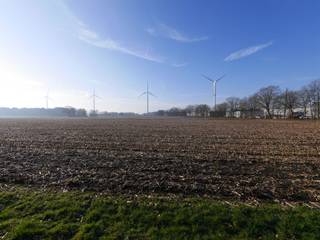 19 percelen grond met een totale oppervlakte van 8 ha 92a 99ca, gelegen in zone voor milieu belastende industrieën aan de 'Magermanse Heide'...