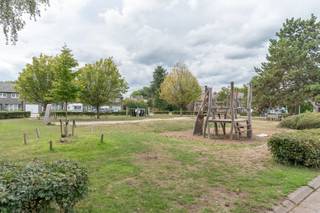 <strong>Op te frissen 2slpk-woning op gunstige locatie te Turnhout</strong><br />EPC: D-label | 2 ruime slaapkamers | Aangename tuin | Zonnepanelen<br /><br /><strong>Indeling:<br /></strong>Deze op te frissen gezinswoning is gelegen in een rustige buurt in Schorvoort (Turnhout). In de nabije omgeving bevinden zich scholen, winkels, invalswegen en een speelpleintje.<br /><br />We betreden de woning via de inkomhal, dewelke toegang verleent tot de leefruimte en keuken. Dankzij de grote raampartij geniet de leefruimte van veel lichtinval en een aangenaam zicht op de tuin. De keuken is uitgerust met een gasvuur, vaatwasser, dampkap. Verder biedt het gelijkvloers nog een apart toilet, een inpandige garage en een ruime wasplaats/berging. <br /><br />Op de eerste verdieping vinden we twee volwaardige slaapkamers en een badkamer terug. De badkamer is voorzien van een ligbad, toilet en een badkamermeubel met dubbele wastafel. Ook een extra berging/bureauruimte ontbreekt hier niet.<br /><br />Als troef geniet de woning van een tuin, met tuinberging, waar je een hele fijne plek van kan maken.<br /><br /><strong>Algemeen: </strong><br />- EPC: Kwh/m²jaar<br />- Zonnepanelen aanwezig<br />- Inpandige garage<br />- Tuin met tuinhuis<br />- Rustige buurt