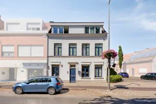 Gelijkvloers (ca. 148 m²): <br />Bij het betreden van de woning komt u binnen in een ruime inkomhal, die het centrale scharnierpunt vormt van het gelijkvloers. Vanaf hier zijn de verschillende leefruimtes bereikbaar: <br /><br />Aan de linkerzijde bevindt zich een deur die leidt naar de eerste slaapkamer. <br />Aan de rechterzijde geeft een deur toegang tot de eerste leefruimte. Aansluitend op deze leefruimte bevindt zich nog een extra kamer, ideaal als bureau, hobbyruimte,... <br /><br />Recht voor u stapt u via de deur aan het einde van de gang binnen in de tweede woonkamer. Deze leefruimte gaat naadloos over in een open keuken. Vanuit de keuken heeft u via een deur rechtstreeks toegang tot de eerste badkamer met douche, lavabo en toilet. <br /><br />Aan de achterzijde van de woning bevindt zich een lichtrijke veranda. Deze ruimte vormt de perfecte overgang tussen binnen en buiten en verleent zowel toegang tot de tuin als tot de garage. <br /><br />Eerste verdieping (ca. 71 m²): <br />Via de trap bereikt u de eerste verdieping van de woning dewelke werd ingericht als volwaardige studio. De studio was niet toegankelijk tijdens de fotoreportage, maar heeft een eigen leefruimte, slaapkamers, kitchenette en badkamer. <br /><br />Tweede verdieping (ca. 71 m²):<br />Via een wenteltrap bereikt u de tweede verdieping. Deze verdieping is ingedeeld als volgt; een leefruimte met kitchenette, slaapkamer en badkamer. Met enkele eenvoudige aanpassingen kan de huidige indeling gemakkelijk worden omgevormd tot slaapverdieping met 2-3 slaapkamers en ruime badkamer. <br /><br />Bent u geïnteresseerd in dit huis te koop in Wilrijk? Aarzel dan niet om contact met ons op te nemen. Wenst u uw eigendom ook te koop of te huur te stellen? We helpen u graag verder. Steeds tot uw dienst om u verder te helpen met al uw vragen over vastgoed!<br /><br /><br />Bestuursmaatregelen in het maatregelenregister: nee<br /><br />Deze AI-visualisaties zijn bedoeld als inspiratie. Er werd geen rekening gehouden met technische specificaties, stedenbouwkundige voorschriften of de concrete mogelijkheden tot realisatie.