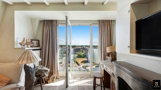 <span>Prachtig en lichtrijk penthouse van 110 m², gelegen op de vijfde verdieping van een residentie op een uitzonderlijke ligging aan de Kustlaan, in het hart van het Zoute. Op slechts 50 meter van het strand en vlak bij de winkels en restaurants geniet het appartement van een perfecte zuidoriëntatie en een volledig vrij panoramisch zicht van 180° over de minigolf, het klooster en het karakteristieke villalandschap van het Zoute. Het appartement werd begin jaren 2000 smaakvol gerenoveerd door Dominique Koch en onderscheidt zich door zijn elegante “Long Island”-stijl, kwalitatieve afwerking en uitstekende staat van onderhoud. Indeling: vestiaire, twee afzonderlijke toiletten, aangename leefruimte met open haard en eetplaats, uitgevend op een brede raampartij met verplaatsbare panelen waarmee een gezellige, zuidgerichte inpandige terrasruimte kan worden gecreëerd, volledig zonder inkijk. Volledig uitgeruste open keuken en afzonderlijke wasruimte.</span><br /><span>Het nachtgedeelte omvat drie ruime slaapkamers, die elk plaats bieden aan een groot tweepersoonsbed en beschikken over een raam, lavabo en ingemaakte kasten. Een badkamer, douchekamer, talrijke bergruimtes, een veiligheidsdeur en een privatieve kelder vervolledigen het geheel. Mogelijkheid tot aankoop van een ruime afgesloten garagebox in de parking recht tegenover de residentie, met voldoende plaats voor zowel een wagen als fietsen. Aan de voet van het gebouw is bovendien een zone voorzien voor het stallen van fietsen, uitgerust met fietsbeugels. Een uitzonderlijk appartement dat licht, panoramische zichten, comfort en een gegeerde ligging aan één van de meest geliefde lanen van het Zoute perfect combineert</span>