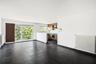 Dit nette, ruime appartement is terug te vinden in de rustig gelegen Grimaldilaan, op wandelafstand van het levendige centrum van Stabroek. Alle noodzakelijke voorzieningen, zoals scholen, winkels en openbaar vervoer, zijn vlakbij. Ook de oprit van de snelweg, zowel richting Antwerpen als richting Nederland, is vlot bereikbaar. U komt dit appartement op de eerste verdieping binnen via een centrale inkomhal, die woon- en slaapgedeelte met elkaar verbindt. Verder zijn hier nog een ruime woonkamer, twee volwaardige slaapkamers, een nette keuken en badkamer, een apart toilet, berging en een balkon. Er is geen lift in het gebouw aanwezig. Gemeenschappelijke kosten: €25/maand.