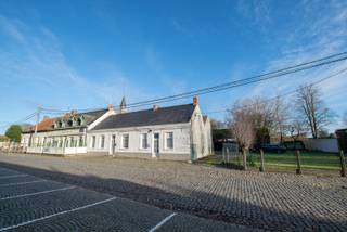 De verkoop bestaat uit een te renoveren handelsruimte, 2 te renoveren woningen en een perceel grond, samen 1131m².Kom de sfeer opsnuiven en breng een...