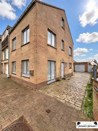 In de Macquynstraat in Blankenberge, in een rustige straat, bevindt zich deze ruime woning met drie slaapkamers en een aparte garage. De woning is...