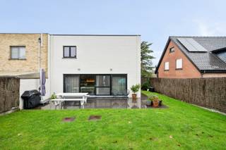 Deze halfopen bebouwing gelegen in een rustige kindvriendelijk wijk biedt naast een EPC A (62), hoogstaande afwerking, 3-4 slaapkamers,...