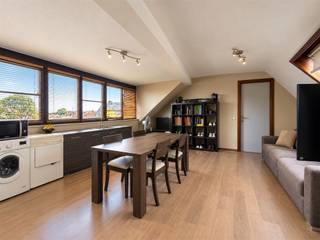 Topper! Indeling: open leefruimte met keuken, badkamer met douche en toilet, 1 slaapkamer. Verder is er nog een berging aanwezig. Verder is er een mogelijkheid om een afgesloten garagebox bij te kopen voor 25.000Euro. Ideaal als investering! Voor meer info of een bezoek mail naar info@property-vastgoed.be
