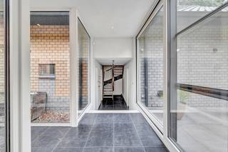 <p>Gelegen in<strong> een exclusieve en bijzonder rustige omgeving</strong> in Heikruis bevindt zich deze unieke, instapklare woning op een prachtig perceel van maar liefst <strong>3.418 m²</strong>. Deze architecturale parel combineert ruimte, licht en comfort met een doordachte indeling en hoogwaardige afwerking. De woning beschikt momenteel over<strong> drie volwaardige slaapkamers</strong> waarvan één op het gelijkvloers met de mogelijkheid om eenvoudig extra kamers te creëren naargelang uw wensen. Daarnaast zijn er twee badkamers voorzien. De ruime en lichtrijke leefruimtes vormen het hart van de woning en bieden een aangename connectie met <strong>de omliggende tuin </strong>en het groen. Dankzij <strong>de grote raampartijen </strong>geniet u hier van een overvloed aan natuurlijk licht en een open, ruimtelijk gevoel. De woning is volledig instapklaar, waardoor u zonder zorgen meteen kan verhuizen. Verder beschikt het pand over <strong>een dubbele garage.</strong> Op energetisch vlak zijn er <strong>zonnepanelen </strong>met hoog rendement aanwezig, is <strong>de elektriciteit conform</strong> de huidige normen en beschikt de woning over een<strong> EPC-label D</strong>, wat betekent dat er geen renovatieverplichting geldt. De verwarming gebeurt via stookolie en op het perceel is een eigen waterzuiveringsstation voorzien, aangezien er geen aansluiting is op de riolering. <strong>De volledige woning is onderkelderd</strong>. Gegeerde locatie - Geen renovatieverlichting - Elektriciteit conform - Het perceel is zowel in Vlaanderen als Wallonië. (Maatregelen opgenomen in het maatregelenregister: neen) (Stedenbouw in aanvraag).</p>