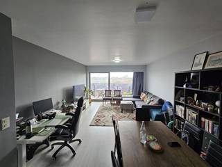 <p><span>Appartement confortable de 2 chambres à coucher avec de superbes vues.</span></p><p><span>Situé au 8ème étage et facilement accessible par l'ascenseur.</span></p><p><span>L'appartement dispose d'une entrée spacieuse, d'un bel espace de vie avec de belles vues sur Louvain et d'une grande terrasse ensoleillée.</span></p><p><span>La cuisine est équipée de toutes sortes d'appareils utiles ainsi que de nombreux espaces de rangement.</span></p><p><span>Il y a 2 chambres spacieuses, une salle de bain et des toilettes séparées dans le couloir.</span></p><p><span> </span></p><p><span>Il y a également un sous-sol et un parking souterrain fermé où une grande voiture peut être garée.</span></p><p><span>Disponible à partir du 1/1/2026 pour des baux à long terme ou à court terme de 3 ans minimum.</span></p><p><span>Cet appartement n'est pas meublé.</span></p><p><span> </span></p><p><span>Intéressé ? Demandez votre visite via notre site web.</span></p><p><span> </span></p><p><span> </span></p>